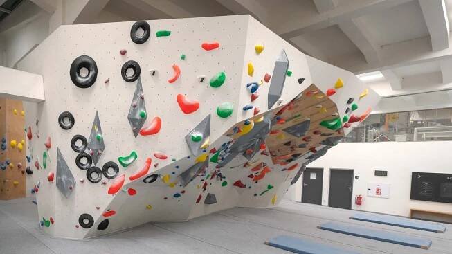 Vstupy pro nové zákazníky na boulderingovou stěnu Hudy Boulder Karlín: pro děti, studenty i dospělé