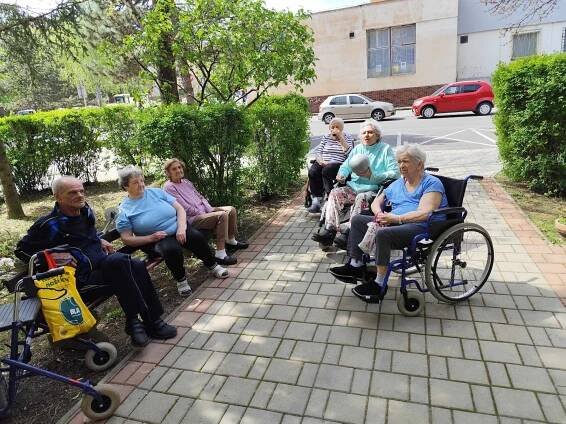 Zdobíme chodby k Veľkej noci, cvičíme, trénujeme pamäť – Zariadenie sociálnych služieb AMBRA