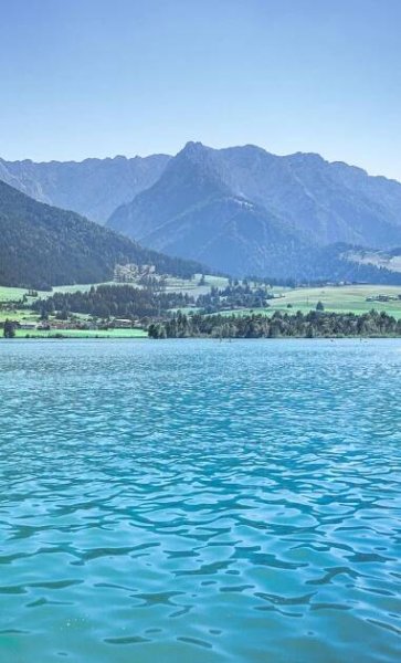 Blick auf den Walchsee mit azurblauem Wasser