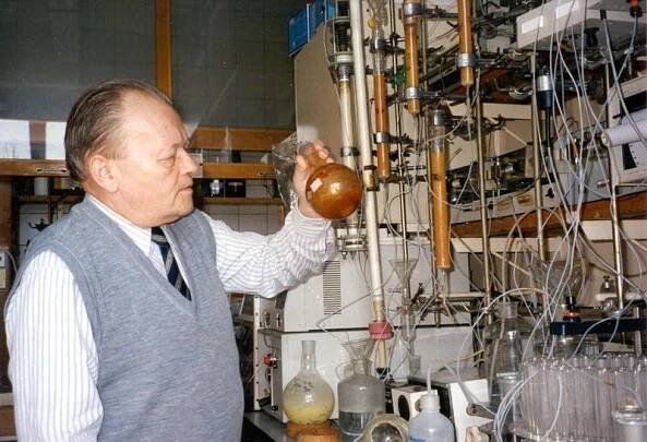 Geniální chemik Holý dostane vlastní známku. Na pozadí je virus HIV, který porazil