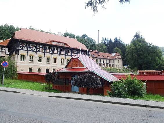 Vodoléčebný ústav a Sluneční lázně s plovárnou