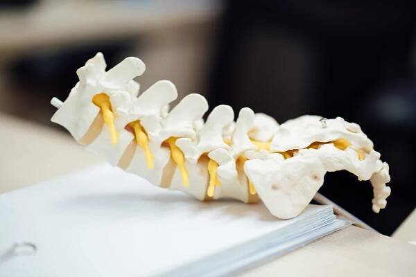 Výhřez ploténky L5/S1: Příčiny, symptomy, léčba