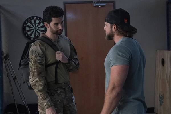 Tým SEAL - Growing Pains - Z filmu - Raffi Barsoumian, Max Thieriot