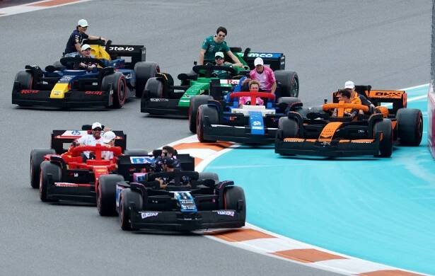 Formule z Kladna nadchly Miami. Hvězdné piloty bavily české kostičky víc než závod