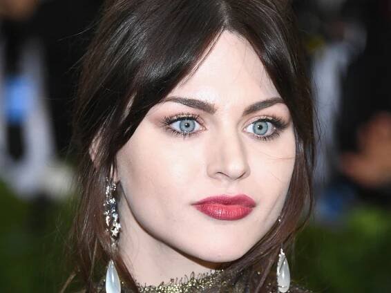 Frances Bean Cobain Describes a Terrifying Airplane Emergency on Instagram