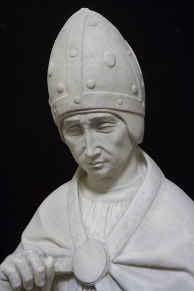 It’s among the largest collections of Michelangelo sculptures ever shown. But there’s a catch