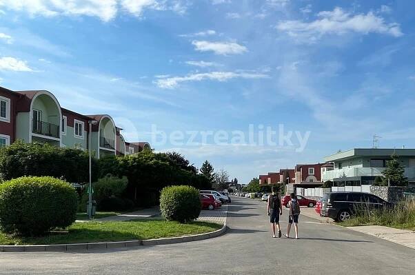 Pronájem bytu 2+kk 46 m², Ve Stromkách, Vestec, Středočeský kraj