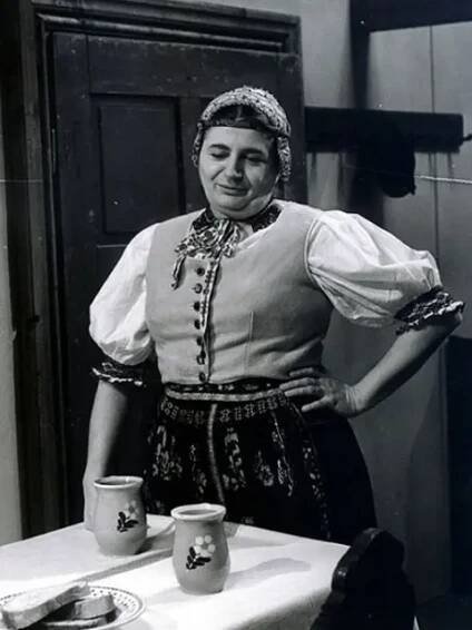 Manželka Jozefa Kronera Terézia Hurbanová-Kronerová si se svým manželem zahrála v nejednom filmu i v seriálu Slovácko sa nesúdí.