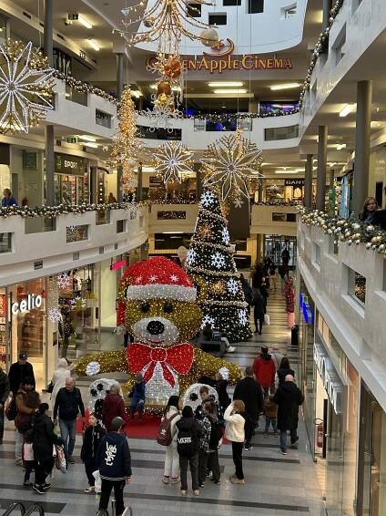 Loni ovládl nákupní centrum vánoční medvěd. Čím překvapí Zlaté jablko letos?
