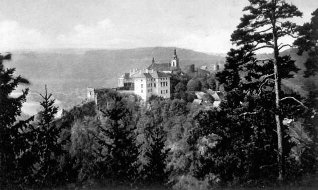 Rabštejn nad Střelou, panorama města se zámkem a kostelem od východu; asi 30. léta 20. století (sbírka Pavla Fiedlera).