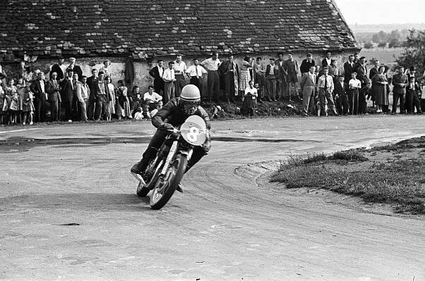 V dešti i prachu. Podívejte se na historii motocyklových závodů ve Znojmě