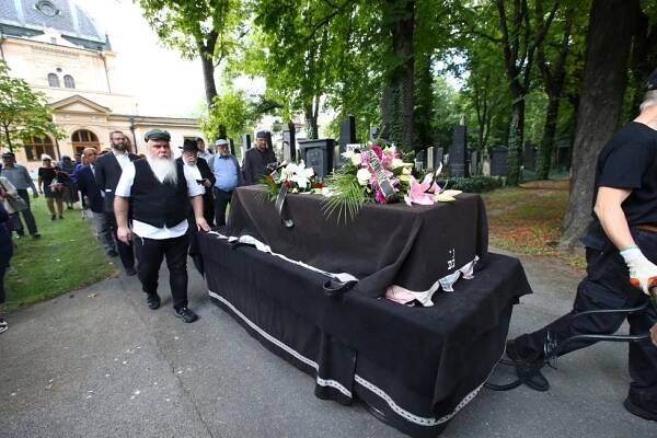 Židovský pohřeb zpěvačky Yvonne Přenosilové (†76): Jarmulky, »ztracený« syn a slzy kamarádky Filipovské