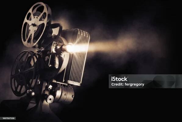Filmový projektor na tmavém pozadí - Bez autorských poplatků Jít do kina Stock fotka
