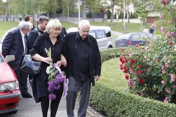 Zásadní momenty pohřbu Abrháma (†82): Tajemství Balzerové, zmatená Janžurová a Dáda poprvé od nehody na...