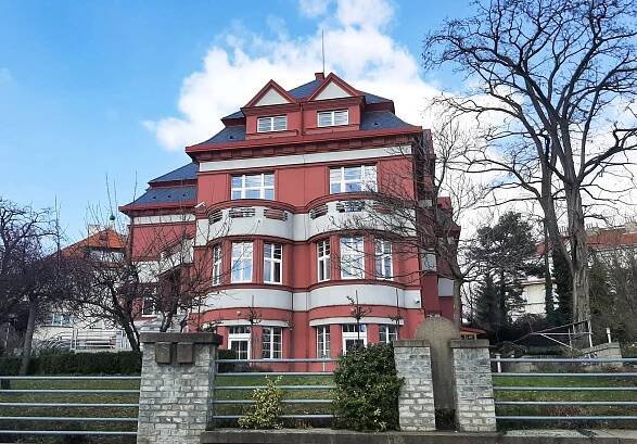 Strašnice: čtvrť vil slavných herců a luxusního bungalovu, z něhož prchl Karel Gott