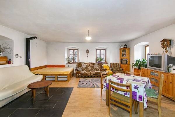 Prodej pěkného rodinného domu 3+1 s jedinečnou atmosférou a započatou rekonstrukcí, v obci Bezvěrov.