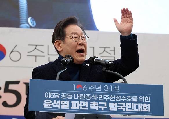 Lee Jae-myung addresses a rally in Seoul on March 1. Photo: EPA-EFE