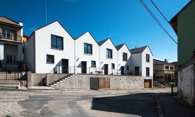 V obci Bílovice nad Svitavou vyrostlo pět bílých domků sloužících jako sociální bydlení – DesignMag.cz
