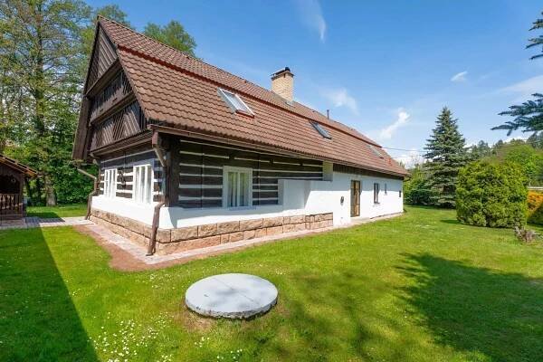 Prodej stylové poloroubené chalupy s pozemkem 1 384 m² – venkovské bydlení v Podkrkonoší - EVROPA realitní kancelář