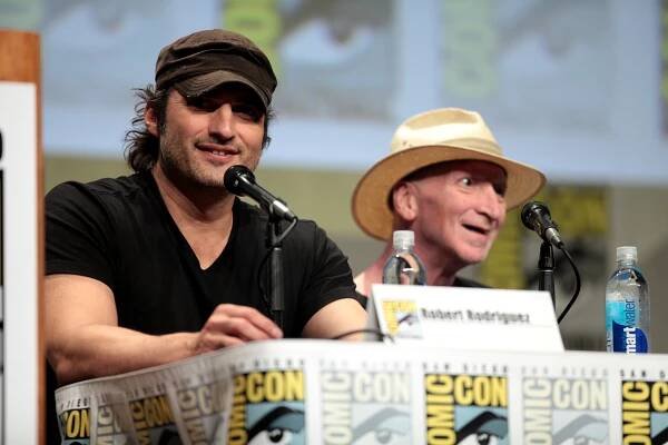 Soubor:Robert Rodriguez & Frank Miller SDCC 2014.jpg – Wikipedie