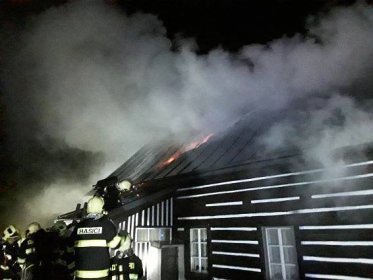 FOTO: Na Polevsko spěchali hasiči. Plameny pohltily roubenou chalupu