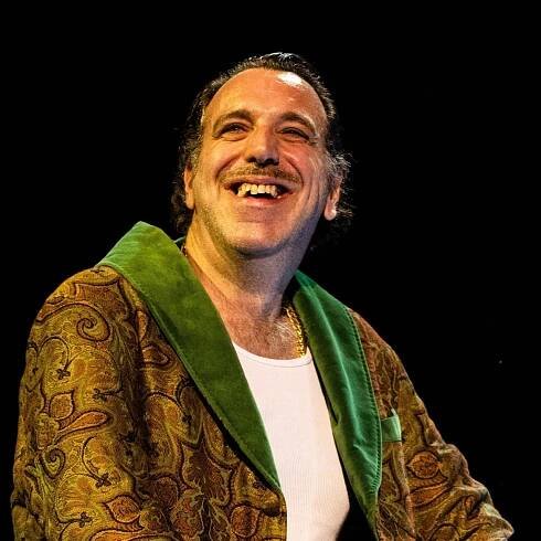 Musiker Chilly Gonzales strahlt sitzend in die Kamera. Der Musiker Chilly Gonzales hat die moderne Popmusik entscheidend mitgeprägt. Er ist ein Grenzgänger – und einer, der Grenzen auch gerne überschreitet. Jetzt nimmt er die Rolle und Verehrung des Komponisten Richard Wagner ins Visier. In SWR1 Leute stellt er auch sein neues Album "Gonzo" vor. (Foto: picture-alliance / Reportdienste, ZUMAPRESS.com | Mairo Cinquetti)
