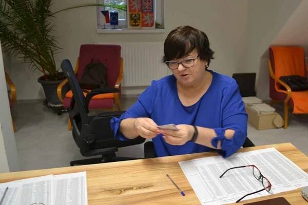 Páteční volba prezidenta na obecním úřadě v Tuchlovicích. Foto: Jana Jirásková