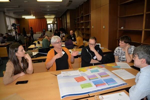 Účastníci workshopu pracující s ABC modelem pro design kurzů pod vedením Prof. Susanne Bügel z Kodaňské univerzity