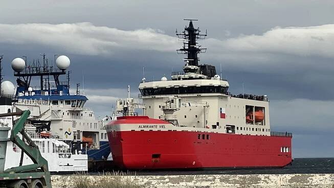 Chilean icebreaker Almirante Viel