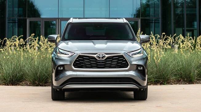 2025 Toyota Highlander Hybrid Photos: Interior, Exterior, and Videos