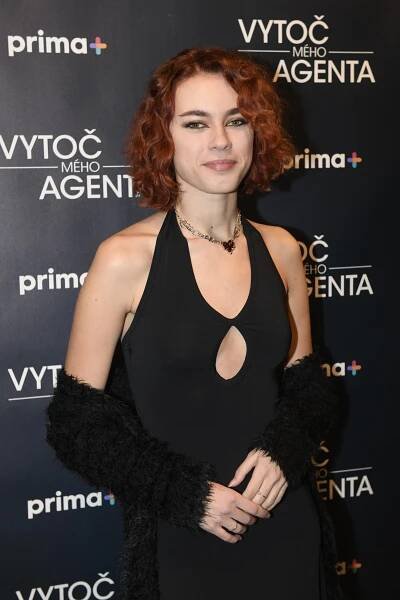 Nový účes a vosí pas: Herečka Anna Dvořáková nedávno překvapila změnou image
