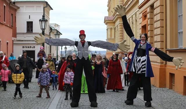 FOTO: Divadlo v Litomicch ovldly loutky, kon se tam pohdkov festival