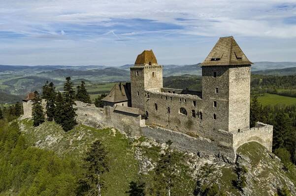15 tipů na výlet na hrady a zámky, které si zahrály ve slavných pohádkách