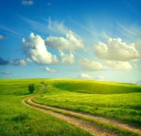 Letní krajina se zelenou trávou, silnicí a mraky — Stock obrázek