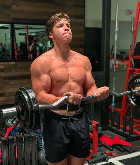 Syn (24) Arnolda Schwarzeneggera oznámil nový film polonahou fotkou: Kopie slavného otce!