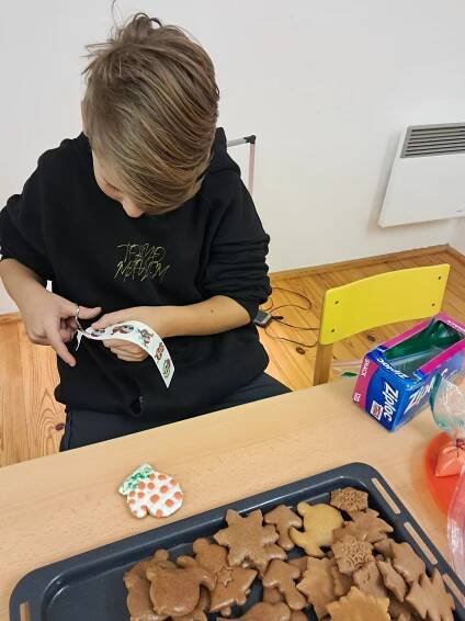 Benefiční pečení vánočního cukroví a zdobení perníčků - o-kruh rodinné centrum