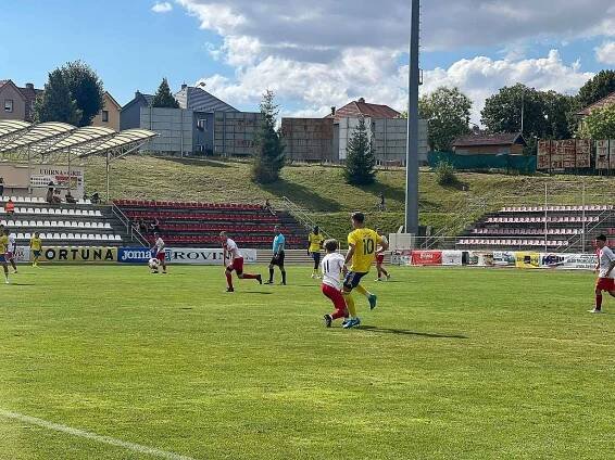 Fotbalisté Zlína B (žluté dresy) zakončili letní přípravu zápasem v Kroměříži, kde vyzvali rezervu Hanácké Slavie.