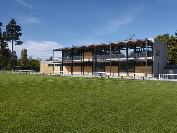 pohled přes hřiště na tribunu FK Klánovice