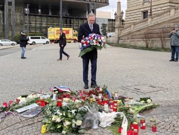 FOTO: Premiér Petr Fiala přišel taktéž položit květiny. – stránka 46