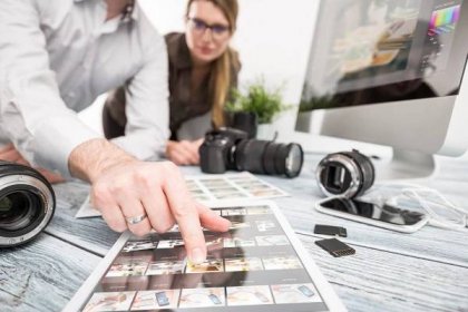 fotografové počítač s programy pro úpravu fotografií. - inovace pojem fotky - stock snímky, obrázky a fotky
