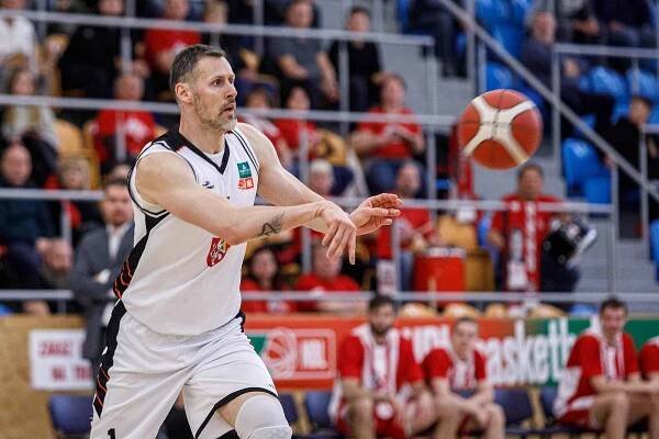 Královští sokoli Hradec Králové (bílí) vs. BK Pardubice 76:82