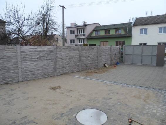 Rekonstrukce vjezdu a nový betonový plot - Olomouc, Nemilany - Lisfio s.r.o. – stavební a obchodní společnost