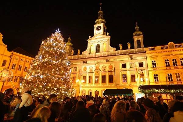 Na budějovickém náměstí září vánoční strom. Dejte mu hlas v naší anketě