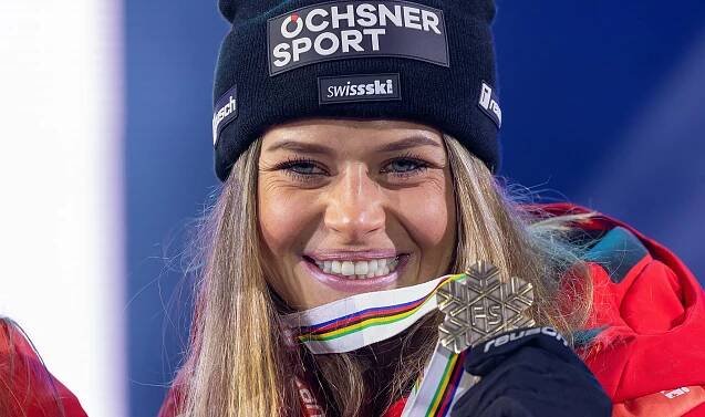 Corinne Suter with bronce medal world cup 2023