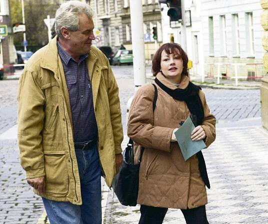 Ivana Zemanová dnes v tichosti slaví. První dáma se zbrojním pasem a schopností nebýt příliš vidět