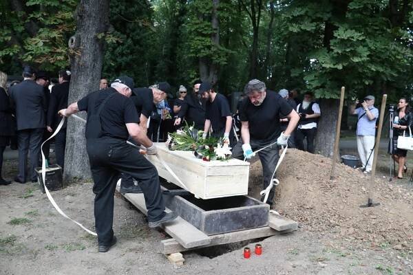 Židovský pohřeb zpěvačky Yvonne Přenosilové (†76): Jarmulky, »ztracený« syn a slzy kamarádky Filipovské