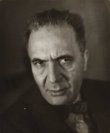 Bruno Walter im Exil in New York, 1941. Auch dieses Foto stammt von Robert Haas, der wegen seiner jüdischen Abstammung ebenfalls vor den Nazis fliehen musste und dessen fotografischer Nachlass sich im Wien Museum befindet.  