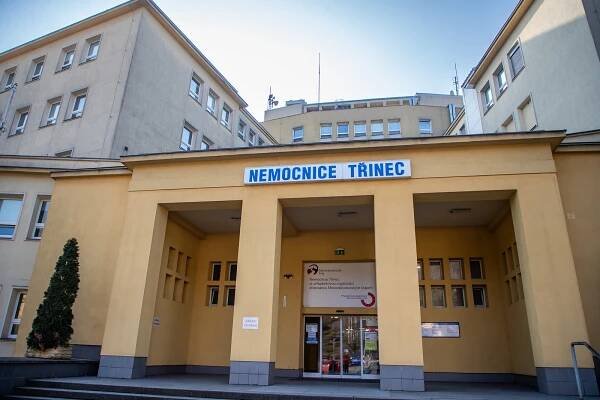 Razie v třinecké nemocnici: Sosnu obsadili policisté, odvedli ředitele Veverku
