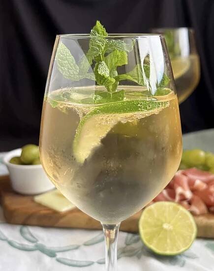 Hugo Spritz (Italian Elderflower and Prosecco Cocktail)