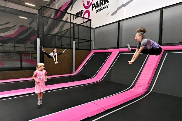1 hodina skákání v JumpParku Letňany: nejnovější atrakce a trampolíny